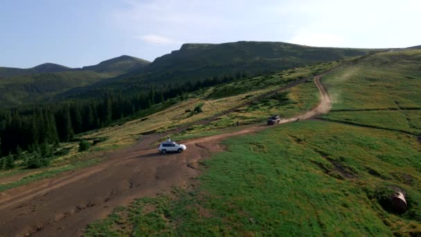 Vista aerea delle montagne carpatiche al tramonto. viaggio in macchina suv — Video Stock