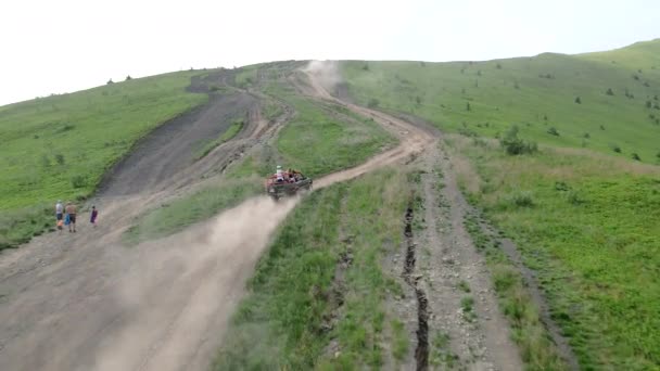 Luchtfoto suv voertuig gaat omhoog door heuvel naar de top van de berg — Stockvideo