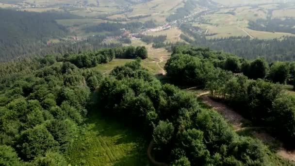 Landschap luchtfoto uitzicht op bergen bereik in de zomer — Stockvideo