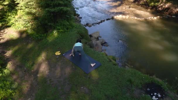 Kadın, Mountain River Plajı 'nda yoga yapıyor. — Stok video