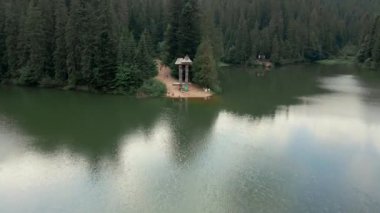 Karpatya Gölü 'ne bakan turistler