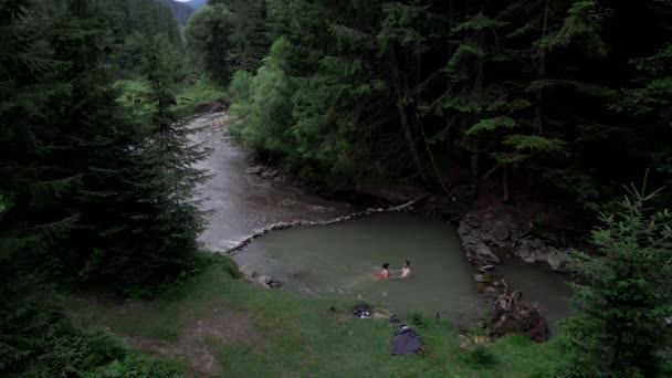 Luchtfoto van paar zwemmen in bergen rivier — Stockvideo