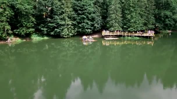 Lago synevyr em montanhas dos Cárpatos — Vídeo de Stock