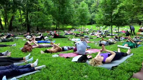 Lviv, Oekraïne - 10 juli 2021: mensen doen yoga in stadspark — Stockvideo