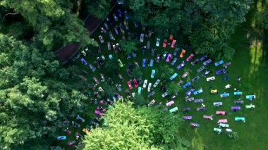 İnsanlar şehir parkında yoga yapıyor.