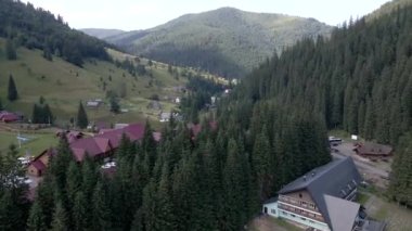 Karpatya dağlarındaki Ukrayna köyünün hava manzarası
