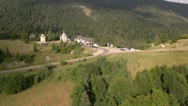 Flygfoto över vägen i bergen — Stockvideo