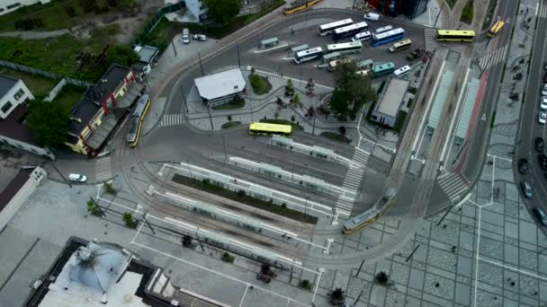 Vista aérea de la estación de autobuses de tranvía del centro de transporte urbano — Vídeo de stock