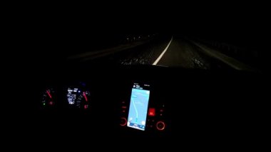 Lviv, Ukrayna - 13 Ocak 2021: Telefonda navigasyonla gece yolculuğu