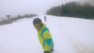 Bukovyrsia, Ukrayna - 19 Aralık 2020: yamaçtaki snowboard 'da dönen adam