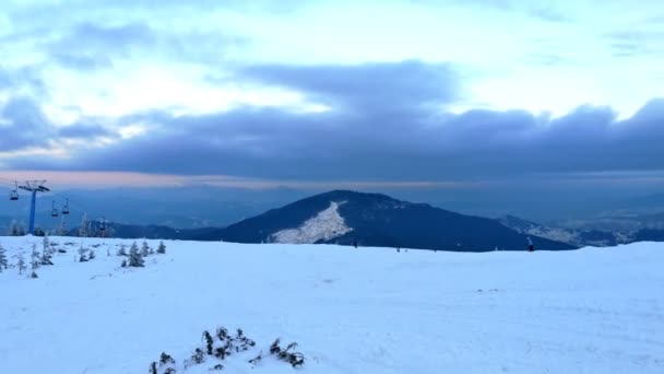 Vista aérea panorâmica do pôr do sol acima da estação de esqui — Vídeo de Stock