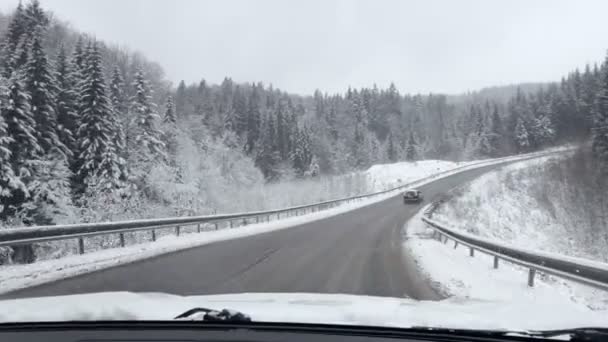 겨울에 산악 도로에서 운전하는 모습 — 비디오