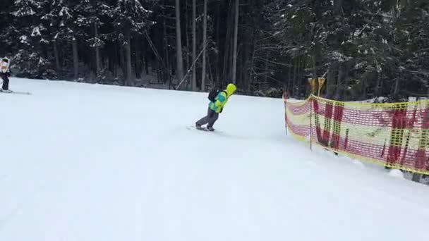 Hombre snowboard abajo por pendiente — Vídeo de stock