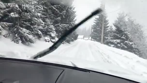 Водіння автомобіля на сніговій гірській дорозі — стокове відео