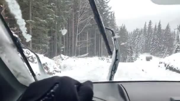 Jazdy samochodem na śniegu górskiej drogi — Wideo stockowe