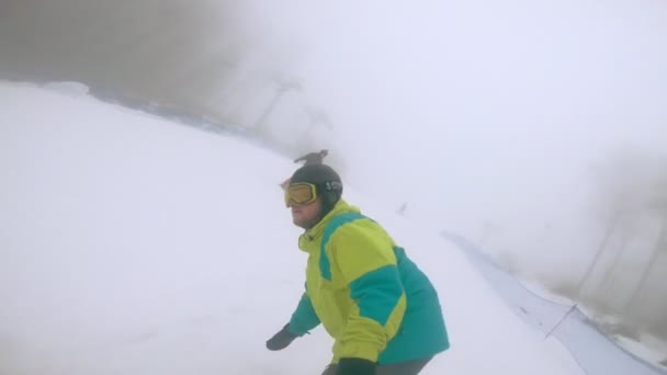 Bukovyrsia, Oekraïne - 19 december 2020: man op snowboard op de helling — Stockvideo
