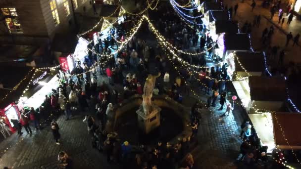 Lviv, Ucrania - 4 de enero de 2021: personas caminando por la feria de Navidad por la noche — Vídeo de stock