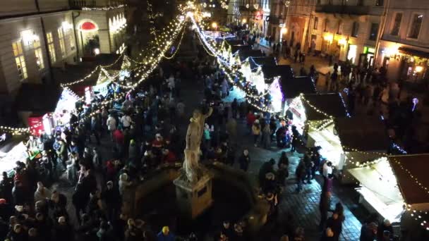 Lemberg, Ukraine - 4. Januar 2021: Nachts flanieren die Menschen auf dem Weihnachtsmarkt — Stockvideo