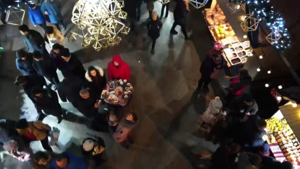 Lviv, Oekraïne - 4 januari 2021: mensen die 's nachts naar de kerstmarkt lopen — Stockvideo
