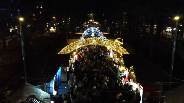 Lviv, Ουκρανία - 4 Ιανουαρίου 2021: άνθρωποι περπατούν από την έκθεση Χριστουγέννων το βράδυ — Αρχείο Βίντεο
