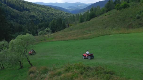 Luchtfoto van groep toeristen op ATV paardrijden door berghelling — Stockvideo