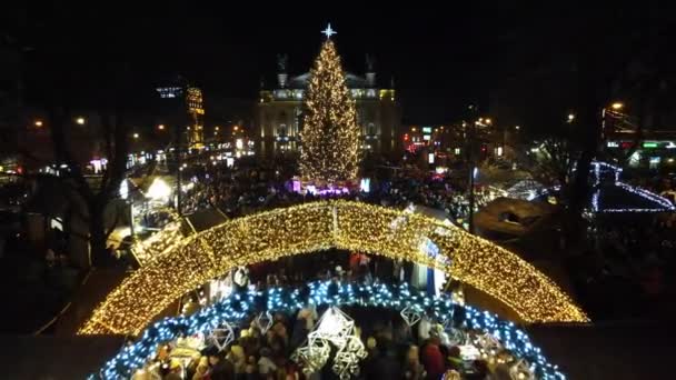 Lemberg, Ukraine - 4. Januar 2021: Nachts flanieren die Menschen auf dem Weihnachtsmarkt — Stockvideo