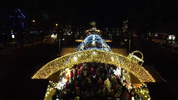 우크라이나, 리비우 - 1 월 4 일 2021 년 1 월 4 일: 사람들 이 크리스마스 정상 집 앞에서 뒹굴고 있다 — 비디오