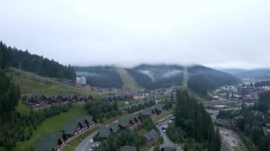 Dağlar ve bulutlardaki çam ağaçları