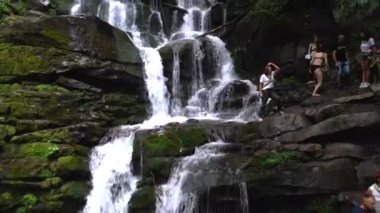 Pilipets, Ukrayna - 17 Temmuz 2021: Şelaleye bakan insanlar