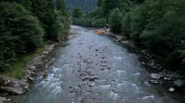 Mountain River 'da rafting manzarası