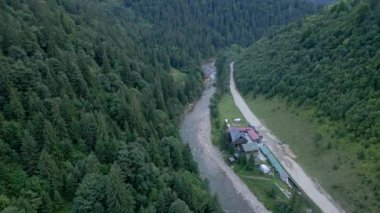 Mountain River 'da rafting manzarası