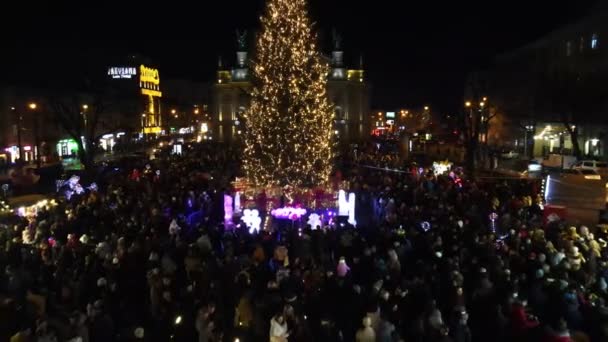 Lviv, Oekraïne - 4 januari 2021: mensen die 's nachts naar de kerstmarkt lopen — Stockvideo