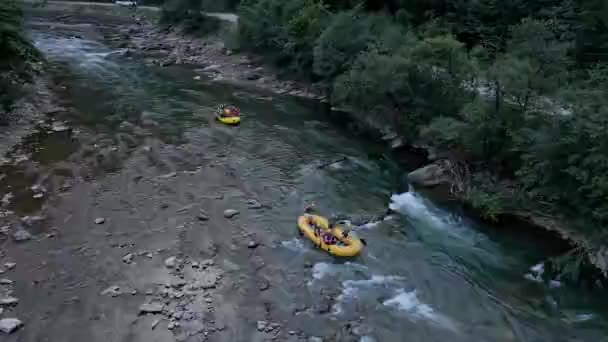 Vue aérienne du rafting à la rivière de montagne — Video