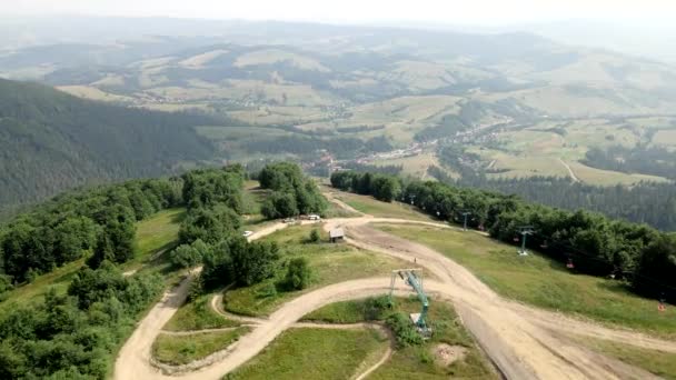 Vanuit de lucht uitzicht op het Karpaten gebergte. toeristisch wandelconcept — Stockvideo