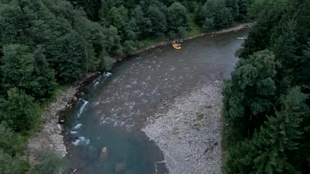 Воздушный вид на рафтинг на горной реке — стоковое видео