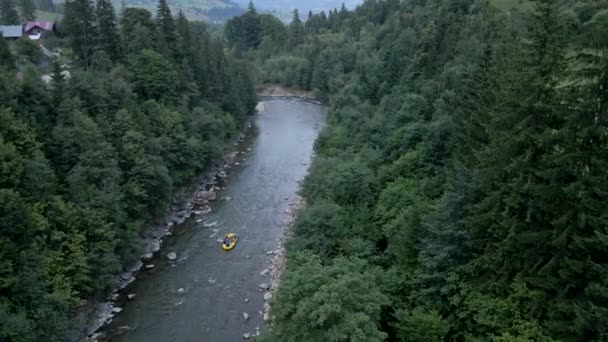Vista aerea di rafting al fiume di montagna — Video Stock