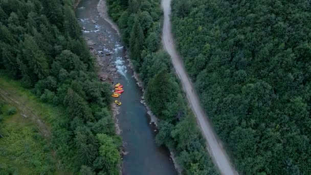 Vista aérea del rafting en el río de montaña — Vídeos de Stock