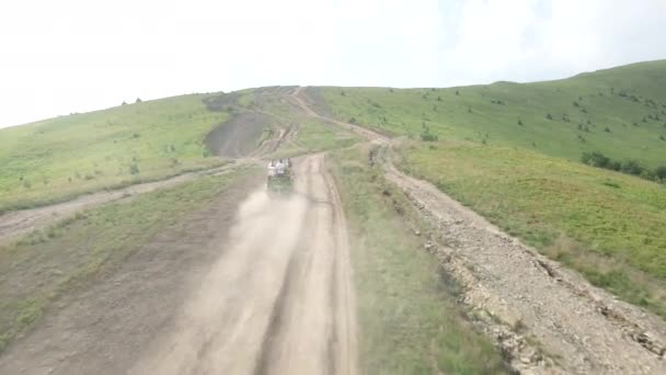 Hava manzaralı SUV aracı tepeden dağa doğru gidiyor. — Stok video
