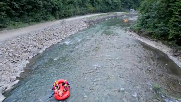 Vista aérea del rafting en el río de montaña — Vídeos de Stock