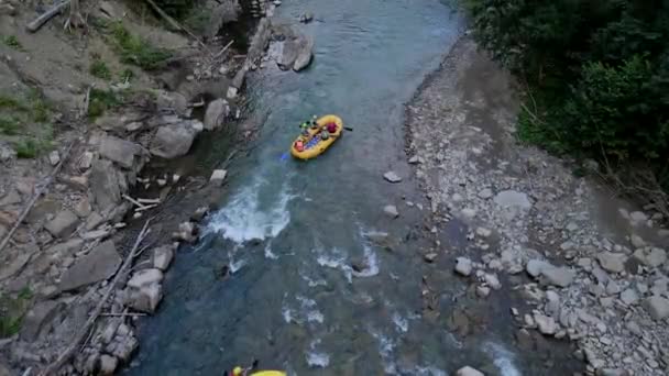 Vista aérea del rafting en el río de montaña — Vídeo de stock