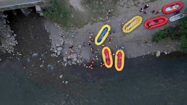 Vista aérea del rafting en el río de montaña — Vídeo de stock