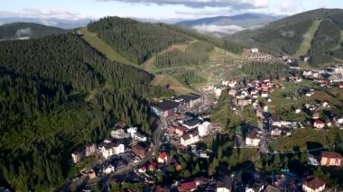 Dağların tepesindeki güneşin doğuşunu gösteren hava manzarası