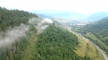 Dağların gökyüzü yağmurdan sonra aralıksız