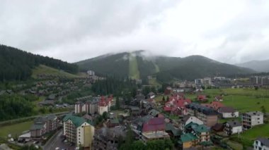 Karpatya dağlarındaki bukovel 'in havadan görünüşü