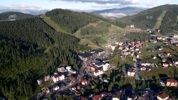 Εναέρια άποψη της ανατολής πάνω από το χωριό βουνά — Αρχείο Βίντεο