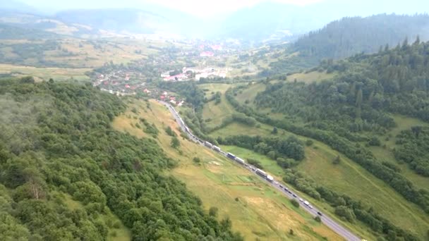 Vista aérea del tráfico en la carretera en las montañas — Vídeo de stock