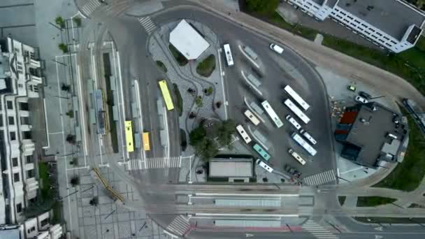 Bovenaanzicht van de stad vervoer hub tram busstation — Stockvideo