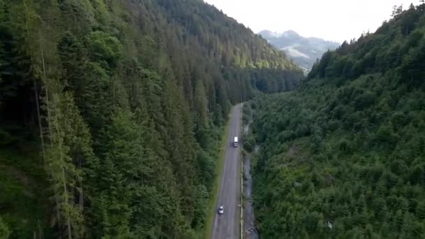 Ônibus movendo-se por estrada de montanha em montanhas dos Cárpatos — Vídeo de Stock