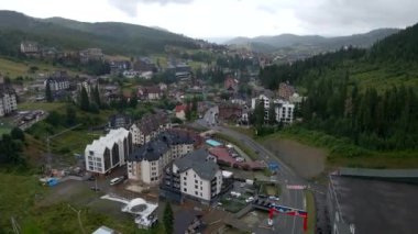 Karpatya dağlarındaki bukovel 'in havadan görünüşü