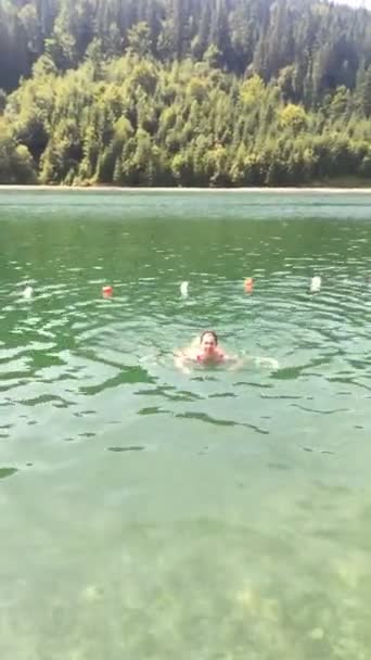 Caneca de mulher vista que coloca no sol espreguiçadeira banhos de sol desfrutando vista do lago de montanha — Vídeo de Stock